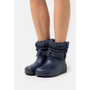 4719734 Crocs CLASSIC NEO PUFF LUXE BOOT - Classic ankle boots navy