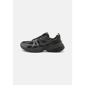 4196978 Nike V2K RUN - Trainers black/dark smoke grey/anthracite