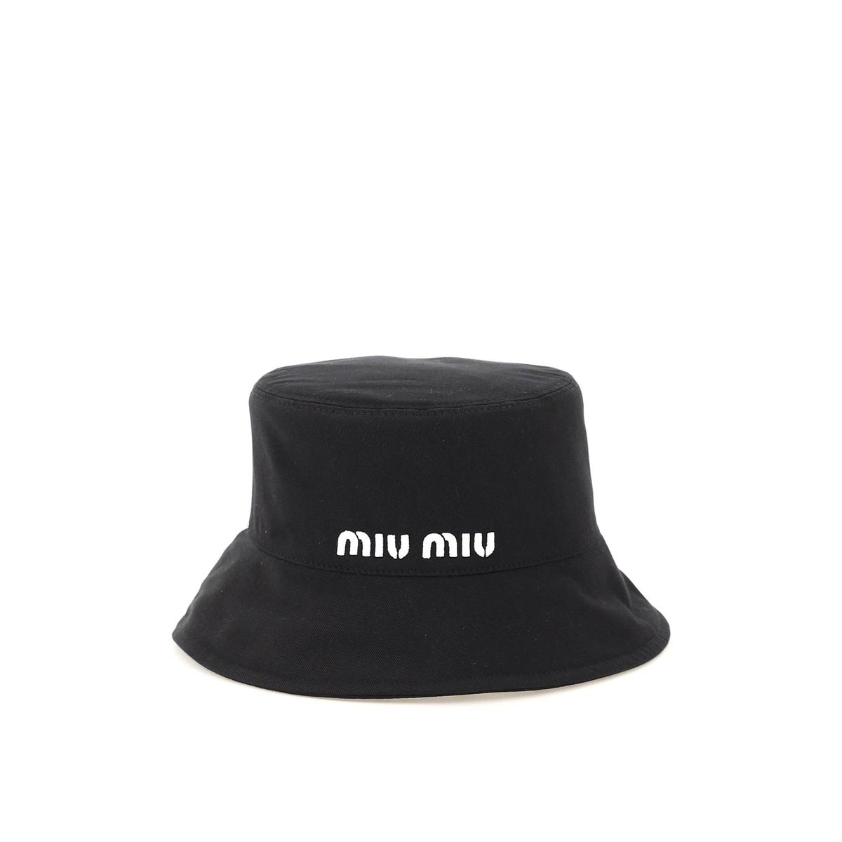 코튼 소재의 Miu Miu 버킷햇. 앞면에 대조적인 로고 자수가 장식되어 있습니다.테크니컬 패브릭 안감. 사진 속 제품은 사이즈 S입니다.