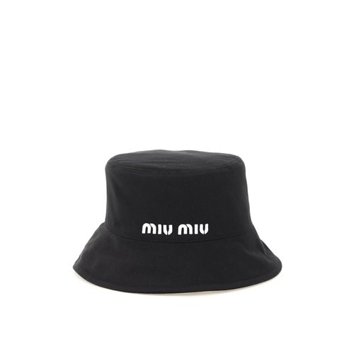 코튼 소재의 Miu Miu 버킷햇. 앞면에 대조적인 로고 자수가 장식되어 있습니다.테크니컬 패브릭 안감. 사진 속 제품은 사이즈 S입니다.