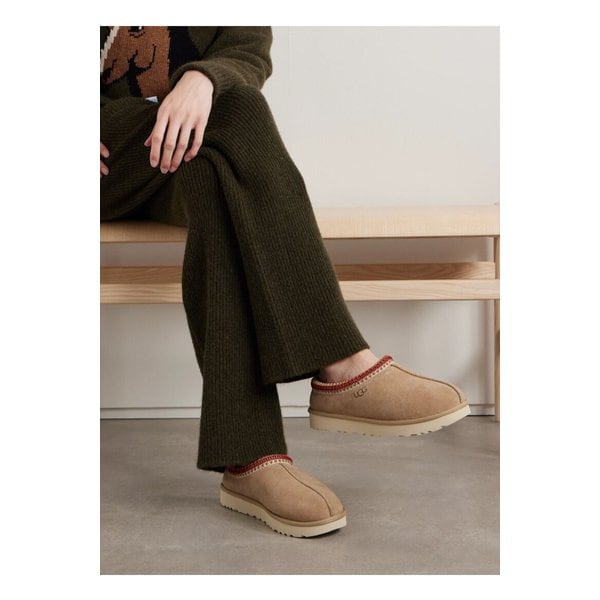 어그 타스만 울 혼방 플리스 안감 자수 스웨이드 슬리퍼 샌드 1647597353191826