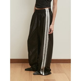 솔티페블 GLOSSY LACE TRACK PANTS [BLACK]