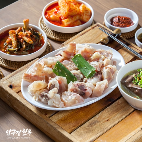 압구정한우 보신용 한우 부산물 조리 예시 컷