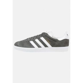 5108178 adidas GAZELLE UNI - Trainers dgsogr/white/goldmt