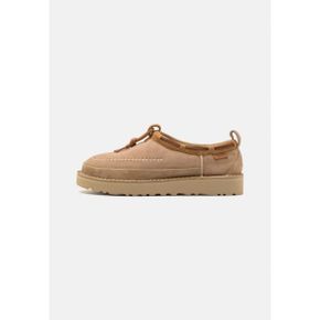 4265767 UGG TASMAN CRAFTED REGENERATE UNI - Slip-ons sand