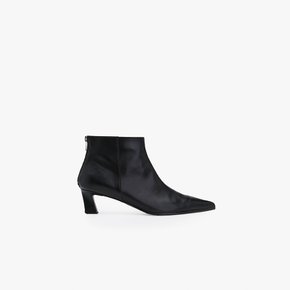 POINTED ANKLE BOOTS / BLACK