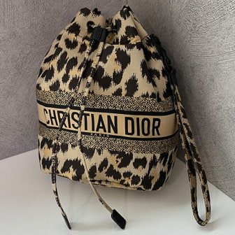 DIOR 디올 트래블 레오파드 버킷 파우치 캔버스 호피 복조리백 S5452SLNC