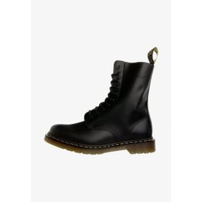 1664352 Dr. Martens 닥터 마틴스 오리지널스 1490 10 EYE BOOT - 레이스업 부츠 블랙