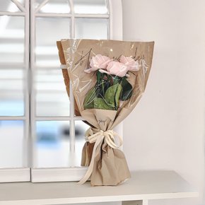 아리나 크라프트지 레터링 마가장미 3송이 꽃다발