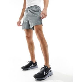 4884381 Nike Challenger Dri-FIT 5 inch shorts in gray