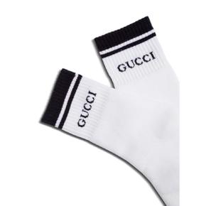 Gucci Mans Black and White Cotton Socks with Logo 4964934G2939000