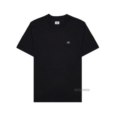 CP컴퍼니 SS25 남성 로고 패치 티셔츠 18CMTS031A 005100W 999