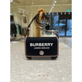 버버리 [부산점] 여성 테크니컬 코튼 레더 미니 숄더백 8055181