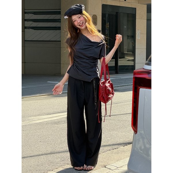 [지구 PICK] BELT-DETAIL WIDE TUCK PANTS BK