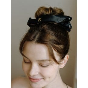 HA033 Contrast trim satin scrunchie