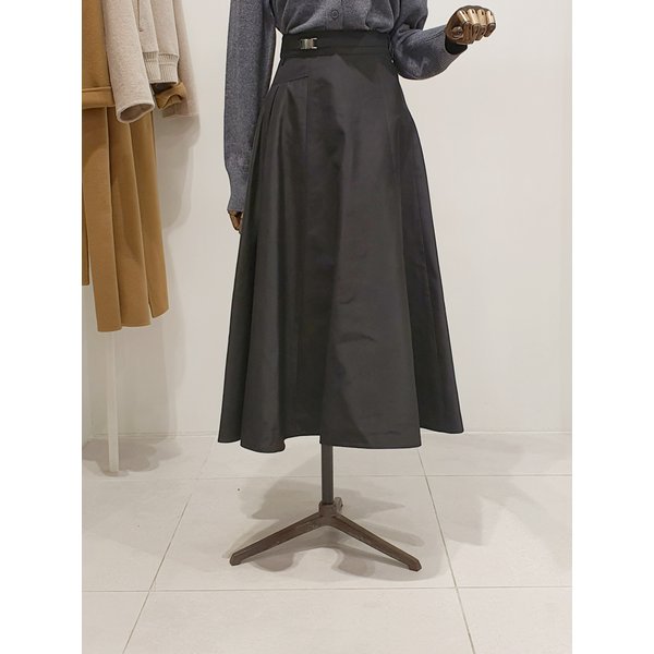 [파주점] 쥬크 주크 뒷밴딩 버클포인트 플레어 스커트​​ V261MSD907