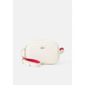 5567555 Lacoste CROSSOVER BAG - Across body bag farine petunia