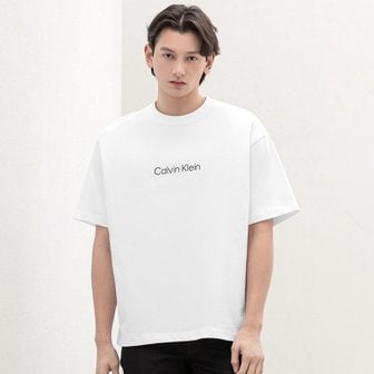Calvin Klein Jeans 공용 릴렉스핏 스탠다드 로고 반팔 티셔츠 리오더(40HM228RR)