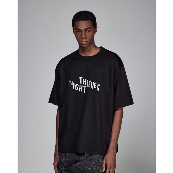 [파주점] 컬렉션 NIGHT THIEVES 타이틀 티셔츠 SG5TS763BK