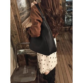 엘바테게브 [단독][스태프PICK][3차 리오더] Plaque Hobo Bag Shrunken Black 플라크 호보백 슈렁큰 블랙