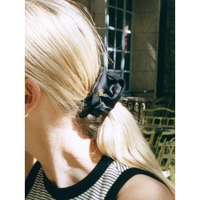 CLOVER HAIR SCRUNCHIE [BLACK]