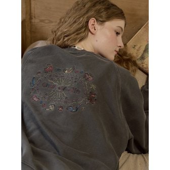 꼼파뇨 (CPGN) 캣 스티치 레글런 피그먼트 맨투맨 스모크블랙