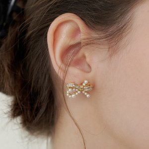 프리모떼 [라디오스타 윤태진 착용]PRE382 half pearl ribbon earring