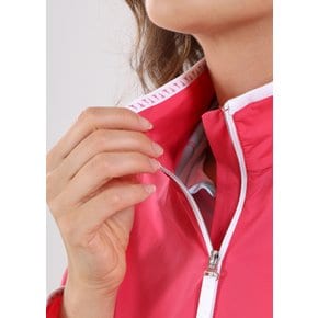 여성용 초경량 Wind-Lock® 재킷. 편안한 스타일, 실크처럼 부드럽고 섬세한 스트레치 나일론