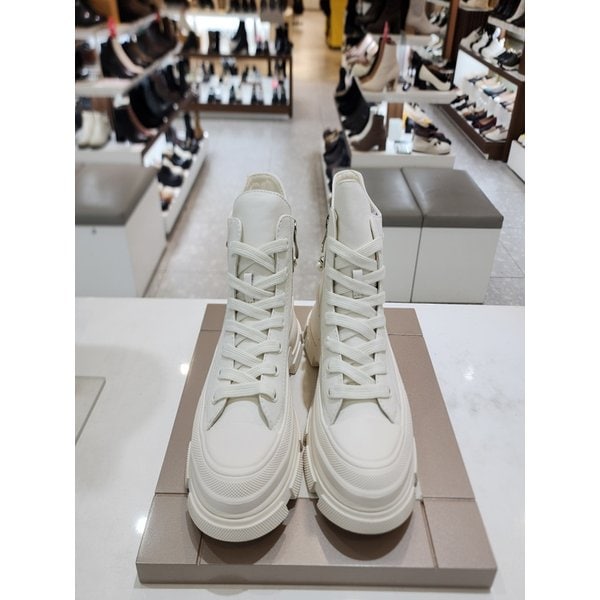 [시흥점] 여성 5센티 하이탑 장식 탈부착 워커 (012330701)