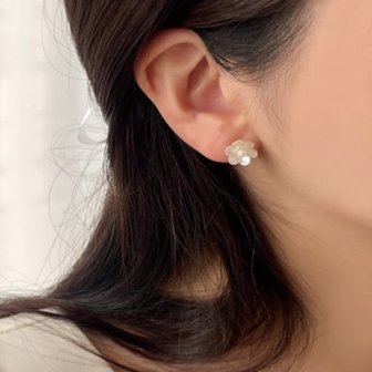 텐바이텐 [웨딩][귀찌가능] 진주벚꽃 자개 플라워 깔끔한 웨딩 원피스 귀걸이