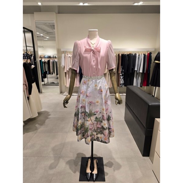 [파주점] 세트 타이 블라우스 + 플라워 플레어 스커트 JS4B0BL801,JR4A0SK313