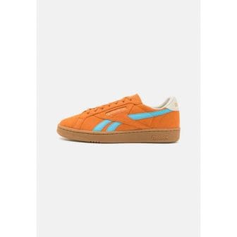 리복 4197730 Reebok CLUB C GROUNDS UK UNI - Trainers orange/light blue/light brown