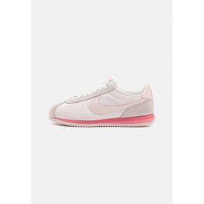 4632352 Nike CORTEZ - Trainers light soft pink/coral chalk/sea coral/sail