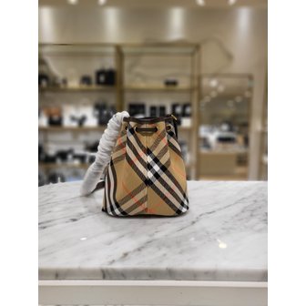 버버리 [시흥점] 여성 드로스트링 미니 버킷백 8093804