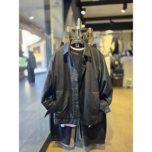 [시흥점] 레더라이크 세미 오버핏 셔츠형 재킷(남여공용)/JHZZ61102BK