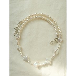 White flower pearl necklace