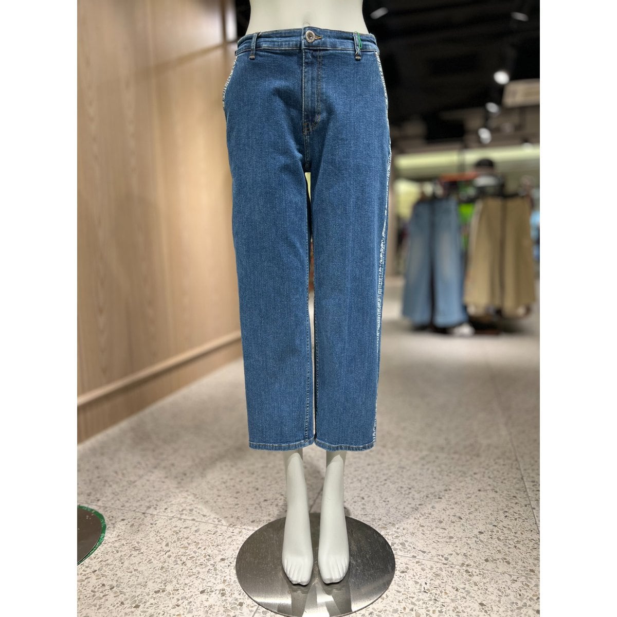 확대된 대표 .