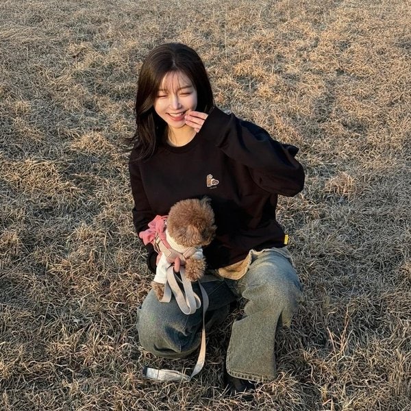 [여주점] N251USW040 동물 와펜 세미 오버핏 맨투맨 CARBON BLACK