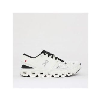 온 러닝 클라우드 X 4 아이보리 블랙 여성 스니커즈 3WE30070791