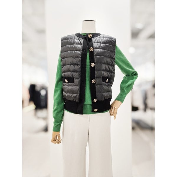 [파주점] [더아이잗컬렉션]메탈 버튼 경량 니트 베스트 CPAA1VT011