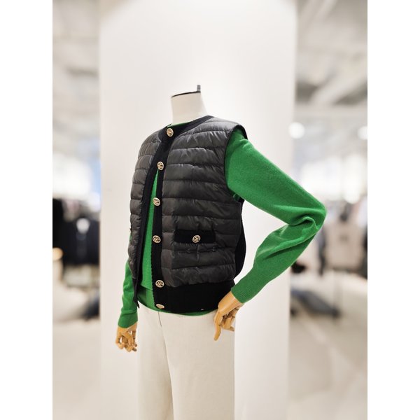 [파주점] [더아이잗컬렉션]메탈 버튼 경량 니트 베스트 CPAA1VT011