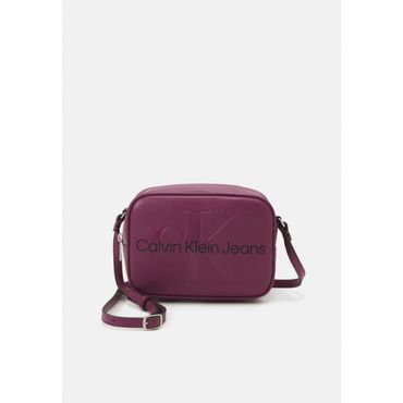 이스퀘어 3779249 Calvin Klein SCULPTED CAMERA MONO - Across body bag amaranth