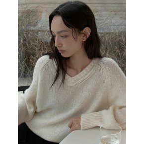 울 블랜드 로고 팁 브이넥 니트 아이보리 OU1801