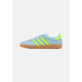 5106303 adidas GAZELLE INDOOR - Trainers clear sky/solar green