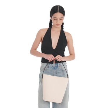 아떼바네사브루노 AABA5F220I2 [PANIER] 아이보리 캔버스 파니에 버킷백 L