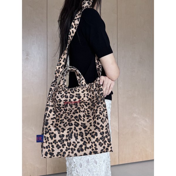 Canvas Leopard. tote shoulderbag. brown