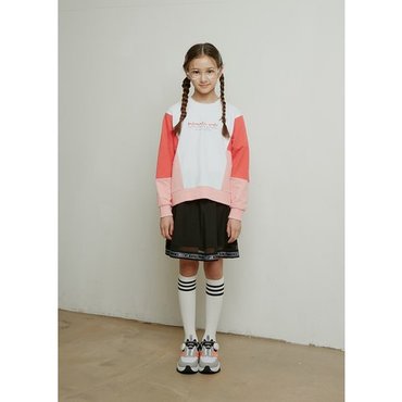 블랙야크키즈 터치감이 부드러운 면, 폴리 혼방 소재 사용한 여아전용 맨투맨 [ BK린다OV맨투맨티셔츠]