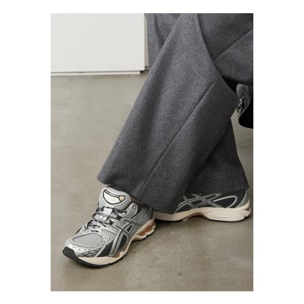 젤 님버스 10.1 메탈릭 고무 트리밍 메시 립스탑 스니커즈 그레이 1647597338719905