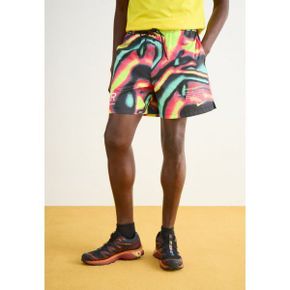 4737086 Nike CLUB FLOW - Shorts hot punch