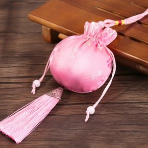 노리개장식된 향낭 미니사이즈 꽃분홍색 공단 복주머니 매화무늬 전통악세서리